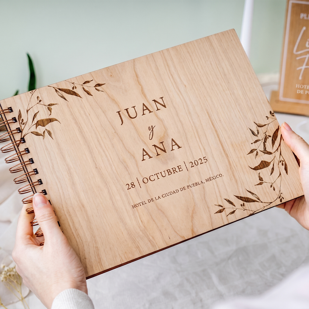 Libro de Firmas en Madera Grabada Ámbar